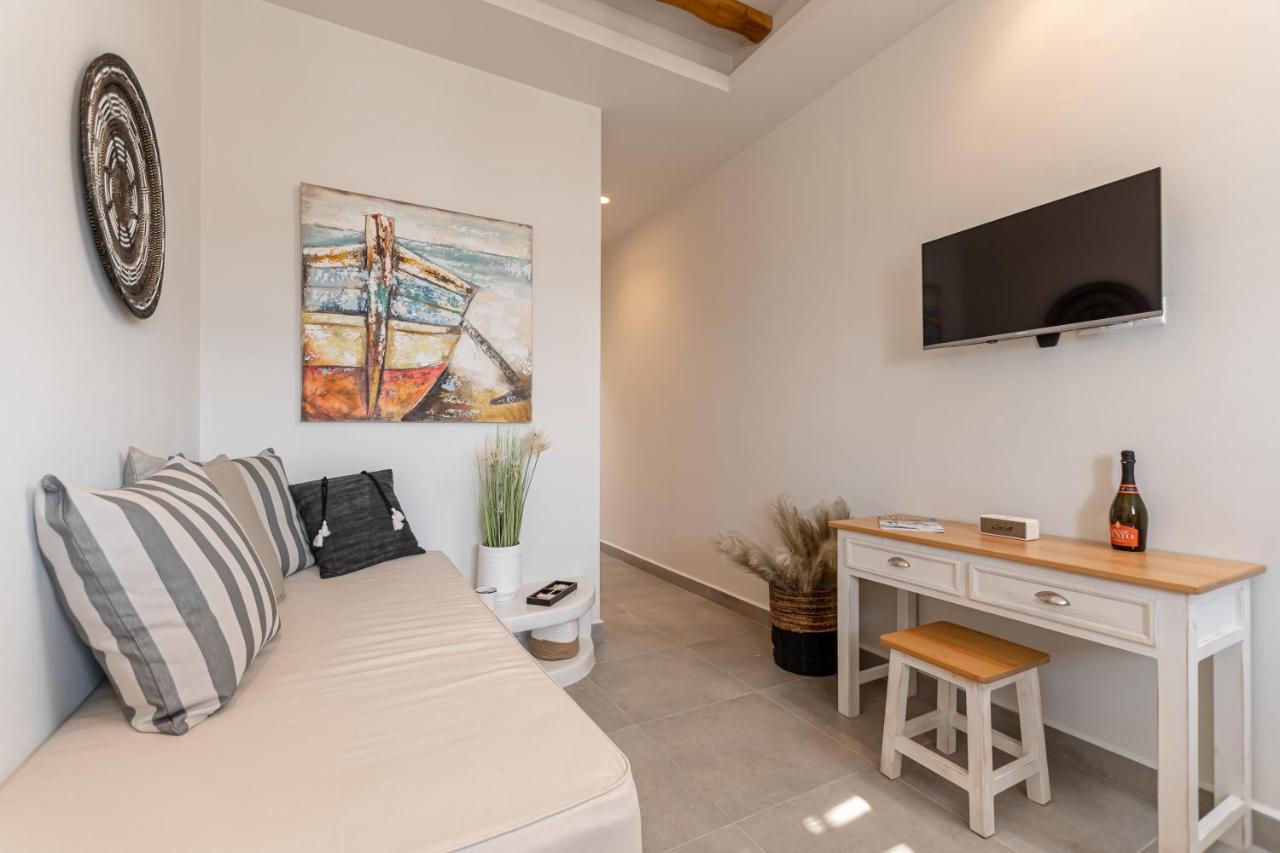 Porto Dema Luxury Suites Schoinoussa 外观 照片
