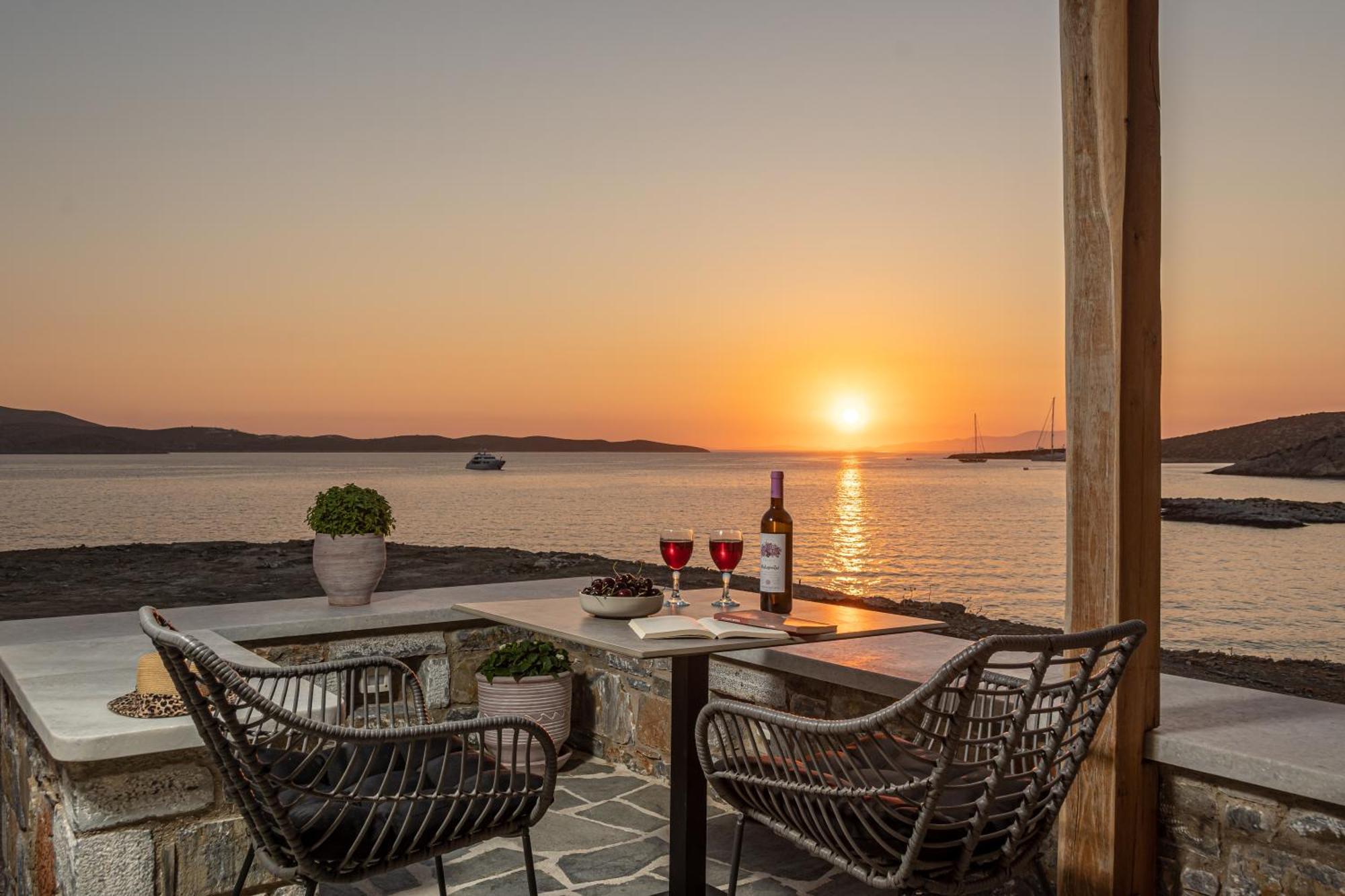 Porto Dema Luxury Suites Schoinoussa 外观 照片