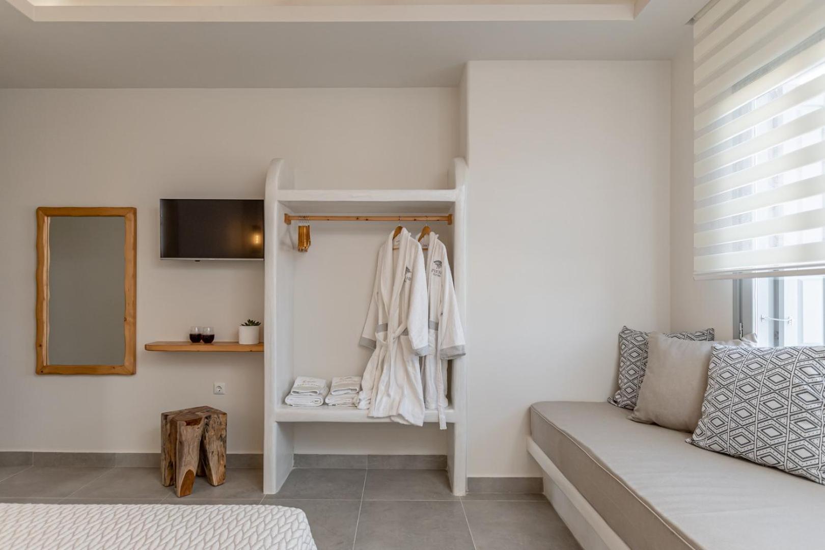 Porto Dema Luxury Suites Schoinoussa 外观 照片