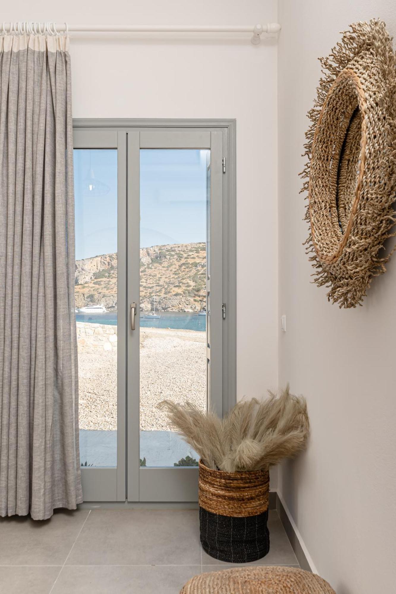 Porto Dema Luxury Suites Schoinoussa 外观 照片