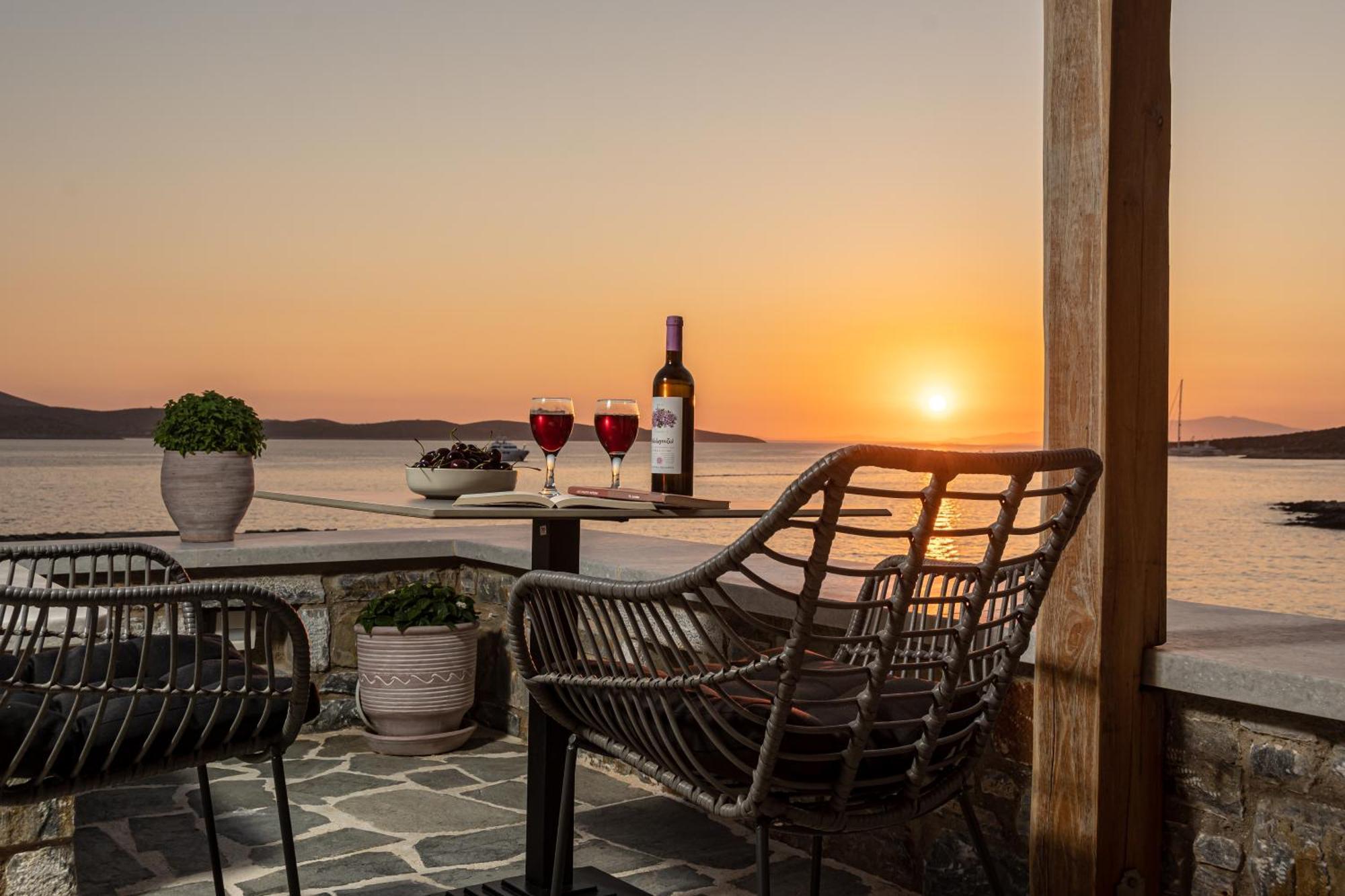 Porto Dema Luxury Suites Schoinoussa 外观 照片